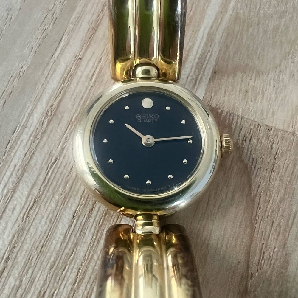 Vintage Seiko ladies black gold tone bracelet dress watch NEW BATTERY - Picture 2 of 12